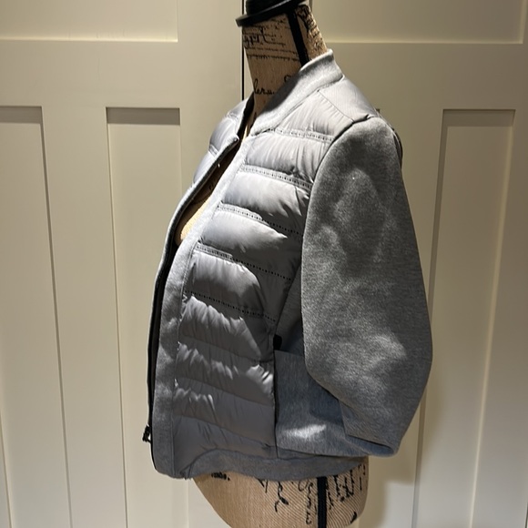 Cropped ladies Nike jacket. Size medium. Two internal and two external pockets. - Picture 3 of 6